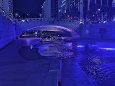 Beleuchteter Kanal in Seoul