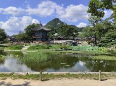 Pavillon mit Teich im royalen Palast