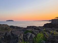 Sonnenuntergang auf Jeju Island. Idyllische, subtropische Vulkannsel