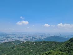 Soul und der Han-River gesehen vom Gwanaksan: In der Ferne erkennt man den 555m hohen Lotte Tower