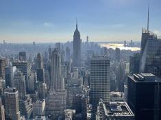 Aussicht vom Rockefeller Center auf Downtown Manhattan und das Empire State Building (NYC, NY)