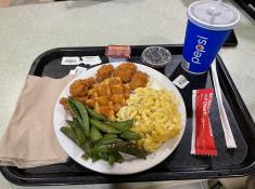 Chicken and waffles mit Mac 'n' Cheese in der Cafeteria der SIUE (Edwardsville, IL)