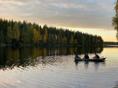 Mit dem Boot auf dem See bei Sonnenuntergang